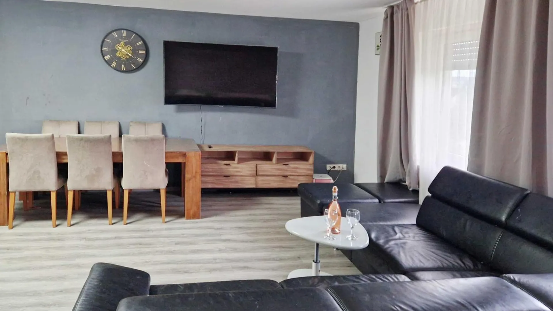 Appartamento Royal Home Grosszuegige 4 Zimmer-Wohnung Mit Balkon Muhlhausen  Germania